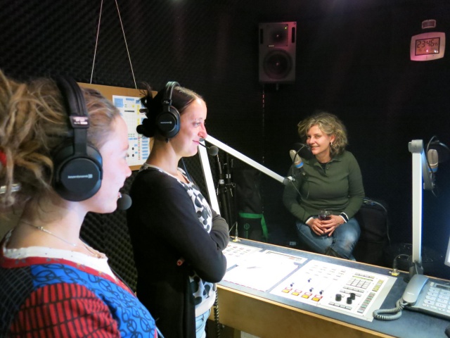 Übersetzng von brasilianischen Gästen in der Radioredaktion LAMA, Erfurt, Radio-Frei